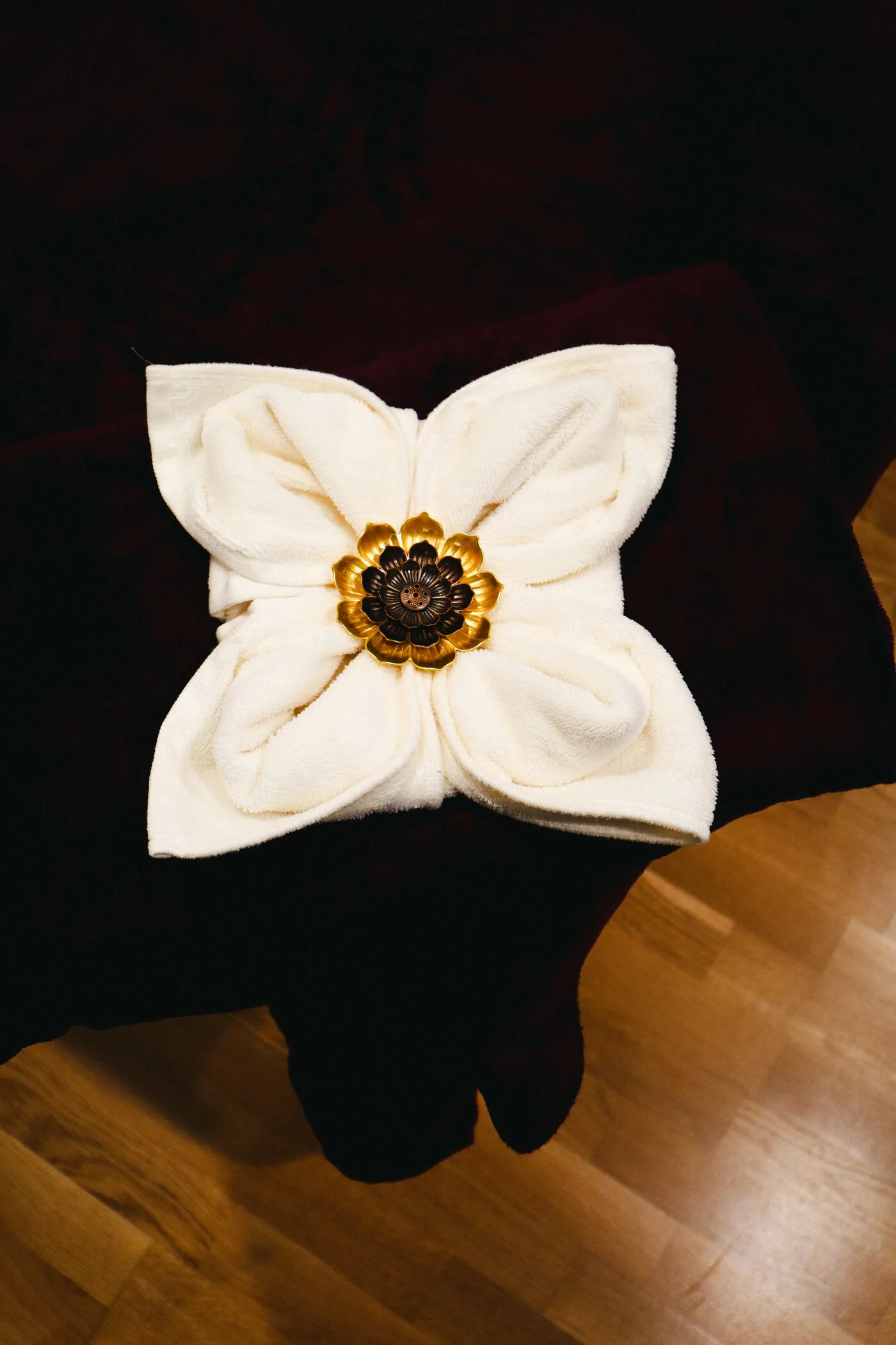 Serviette pliée en fleur de lotus